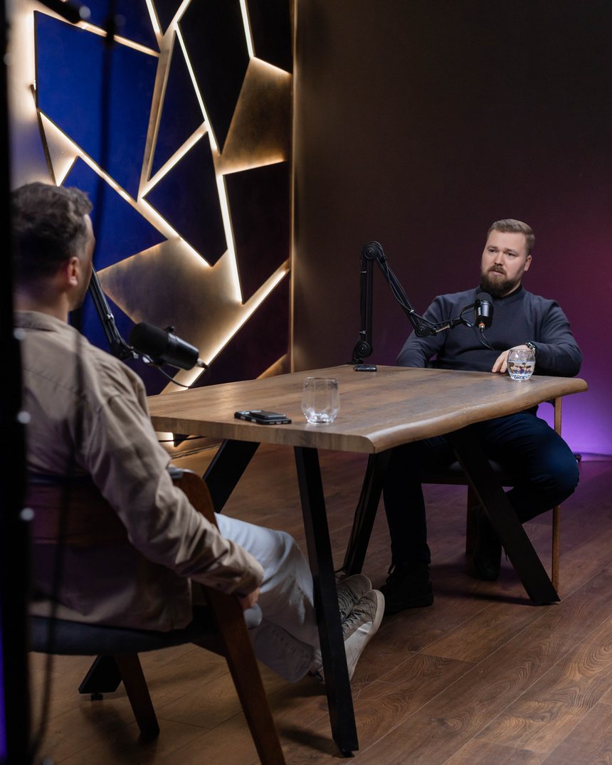 В’ячеслав Писанка під час запису подкасту: розмова за столом у студії з мікрофонами Shure